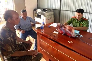 两位勇救投河轻生女子的热心公民。