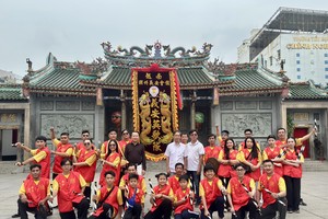 义安会馆会长陈振炎、常值副会长庄事勇与英歌队成员合影。