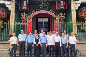 政府宗教委员会工作团与市民族与宗教厅和穗城会馆理事会代表合照。