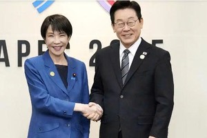 韩国总统李会见到访的日本首相高市早苗。