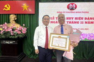 华人党员朱杞文荣获30年党龄纪念章