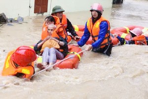  警方正设法进入嘉莱省河清河下游受深度淹没的居民区。