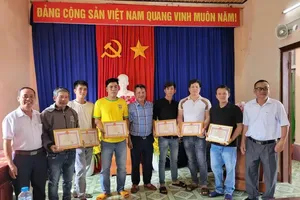 平建坊向11名在洪灾中勇敢救人的个人授予嘉奖。