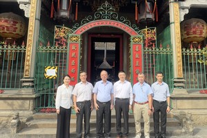 中国驻胡志明市总领事唐立与穗城会馆理事会成员合影。