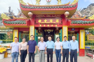 中国驻胡志明市总领事唐立与温陵会馆理事会合影。