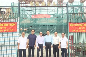 中国驻胡志明市总领事唐立与霞漳会馆理事会合照。