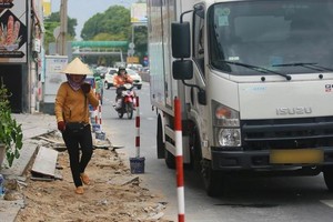 人行道施工期间设置的围栏与警示柱。