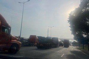 在美福—新万路段，大货车、客车及集装箱车混行，对摩托车而言极具危险，尤其接近新万立交路段更为明显。