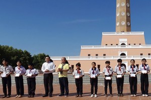 华人民运巧手穗城会馆理事长卢耀南（左五）向贫困生颁发奖学金。