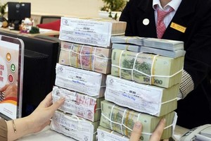 多家银行持续调升定期存款利率，6个月定期存款年息突破7%。