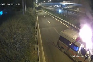 救护车在胡志明市-隆城-油曳高速公路服务区引道追尾集装箱车并造成3人身亡的瞬间画面。 （图截自监控视频）