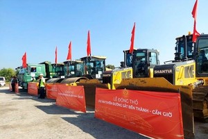 滨城—芹耶铁路项目施工现场机械设备已就位，等待动工仪式。