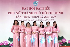 华人妇女吴丽株（左二）与市各民族文学艺术协会副主席张四妹（左三）及多位模范妇女合影。