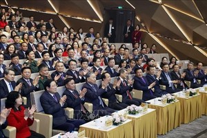 党中央总书记苏林和诸位领导同志出席活动。