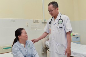 医生为患者诊查。