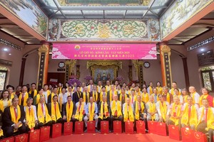 郑氏宗祠理事会与诸位长者和嘉宾合照。