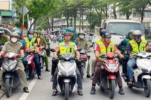 Lực lượng bảo vệ dân phố tham gia tuần tra đảm bảo an ninh trật tự trên địa bàn quận 5, TPHCM