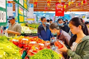 Người tiêu dùng mua hàng khuyến mãi từ chương trình "Ngôi sao hàng Việt"