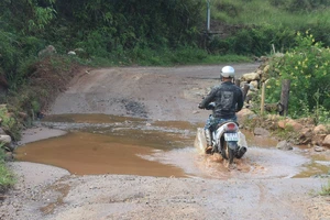 Kon Tum: Nhiều tuyến đường huyết mạch xuống cấp