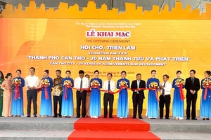 Lãnh đạo TP Cần Thơ cắt băng khai mạc hội chợ