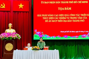 Đồng chí Dương Anh Đức, Phó Chủ tịch UBND TPHCM, Phó Trưởng ban Thường trực Ban chỉ đạo thực hiện Đề án 06 chủ trì tọa đàm. Ảnh: THU HOÀI