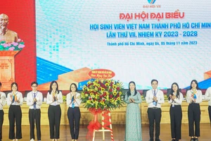 Thành ủy TPHCM tặng hoa chúc mừng đại hội. Ảnh: CHÍ THẠCH