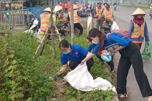 Bình Chánh ra quân xử lý các "điểm đen" rác thải