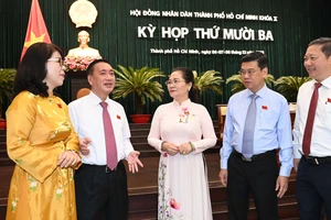 Chủ tịch HĐND TPHCM Nguyễn Thị Lệ trao đổi cùng đại biểu tại kỳ họp. Ảnh: VIỆT DŨNG