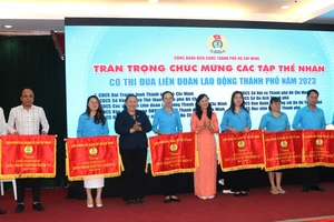 Phó Bí thư Thường trực Đảng ủy Khối Dân – Chính – Đảng TPHCM Nguyễn Thị Kim Dung và Phó Chủ tịch LĐLĐ TPHCM Lê Thị Kim Thúy trao cờ thi đua đến các công đoàn cơ sở