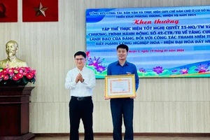 Trưởng Ban Dân vận Thành ủy TPHCM Nguyễn Mạnh Cường trao bằng khen cho Ban Thường vụ Quận Đoàn quận 5