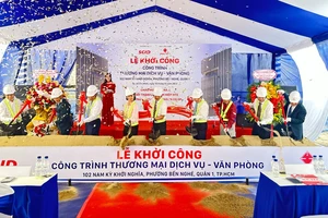 Các đại biểu tham gia Lễ khởi công công trình thương mại dịch vụ tại 102 đường Nam Kỳ Khởi Nghĩa, quận 1