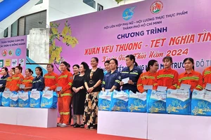 Đại diện Hội Liên hiệp Phụ nữ TPHCM, Hội Lương thực thực phẩm TPHCM và VWS trao quà cho 400 nữ công nhân môi trường đô thị có hoàn cảnh khó khăn