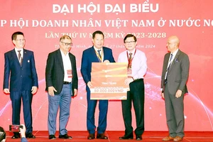 Các doanh nhân Việt Nam ở nước ngoài hỗ trợ kinh phí xây dựng nhà đoàn kết tại tỉnh Điện Biên