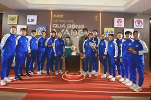 Đội tuyển futsal TSN TPHCM tham dự gala trao Giải Quả bóng Vàng. Ảnh: DŨNG PHƯƠNG 