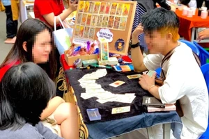 Nhiều bạn trẻ mê bói bài tarot. Ảnh: THANH THÚY