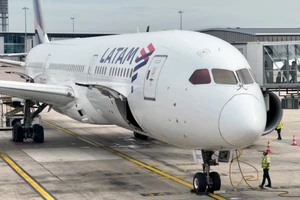 Máy bay Boeing 787 Dreamliner của hãng hàng không Latam Airlines. Ảnh: AFP/TTXVN