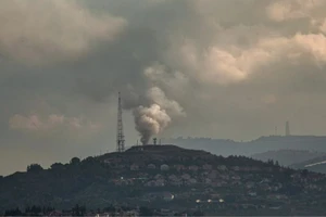 Khói bốc lên sau vụ tấn công của Phong trào Hezbollah nhằm vào một tiền đồn quân sự Israel ở Metulla, giáp với miền Nam Liban, ngày 17/11/2023. Ảnh: AFP/TTXVN