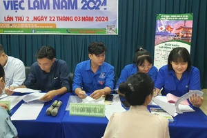 Người lao động tìm việc làm tại sàn giao dịch việc làm lần thứ 2, năm 2024