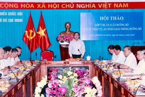 Hội thảo góp ý dự án Luật Đường bộ và Luật TTATGTĐB tại Đoàn đại biểu Quốc hội TPHCM ngày 8-4. Ảnh: THÀNH CHUNG