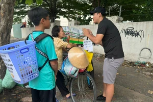 Chàng trai lượm ve chai để... tặng