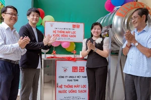 Lãnh đạo UNIQLO bàn giao hệ thống máy lọc nước uống sạch tặng điểm trường Thiềng Liềng, Trường Tiểu học Thạnh An