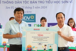 “Thắp sáng niềm tin - Vượt khó đến trường” đến với học sinh Sơn Vĩ