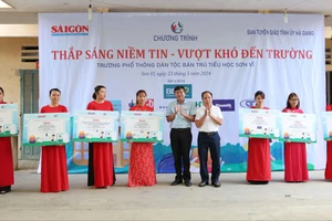 “Thắp sáng niềm tin - Vượt khó đến trường” đến với xã vùng cao biên giới Sơn Vĩ