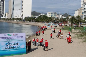 Tham gia thu gom rác làm sạch môi trường ven vịnh Nha Trang