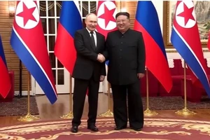 Tổng thống Nga Vladimir Putin (trái) và nhà lãnh đạo Triều Tiên Kim Jong-un tại Thủ đô Bình Nhưỡng, Triều Tiên. Ảnh: Reuters