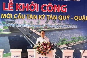 Phó Chủ tịch UBND TP Bùi Xuân Cường yêu cầu chậm nhất cuối năm nay (31-12-2024) đưa cầu vào phục vụ người dân. Ảnh: QUỐC HÙNG