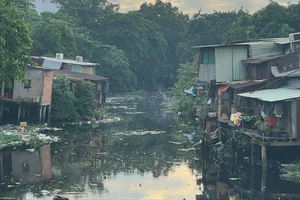 “Nút thắt” cần gỡ cho hàng ngàn căn nhà trên kênh rạch