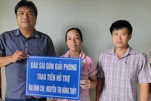 Trao hơn 28 triệu đồng giúp người mẹ nuôi 2 con bại não