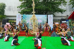 Tiết mục “Nồng nàn hương quế bay xa” do đội cồng chiêng đến từ huyện Bắc Trà My (Quảng Nam) biểu diễn, tái hiện sự tích cây quế - loài cây có ý nghĩa kinh tế lớn đối với người dân Bắc Trà My