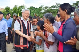 Tổng Bí thư Nguyễn Phú Trọng với nhân dân làng Kon Rờ Bàng, xã Vinh Quang (thành phố Kon Tum, tỉnh Kon Tum)